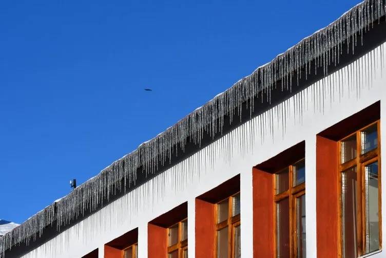 Çatılarda dev buz sarkıtları oluştu! O ilimize gitmeyen soğuk gördüm demesin: Hava -10 dereceye kadar düştü 6